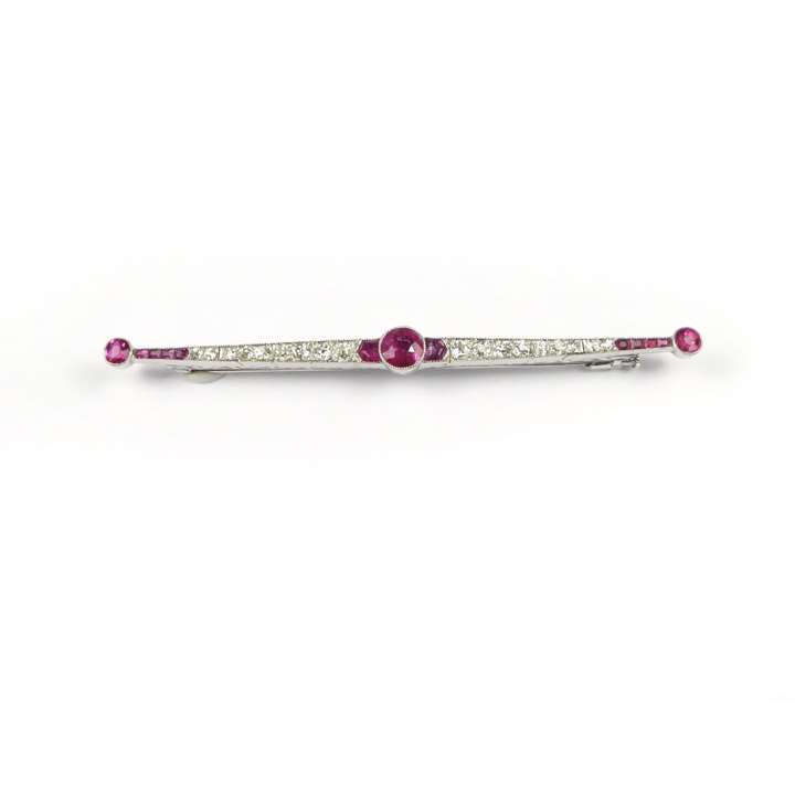 Early 20th century ruby and diamond bar brooch /scarf pin